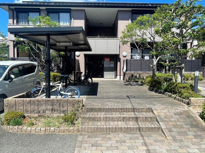 物件外観写真4　(エントランス部分)