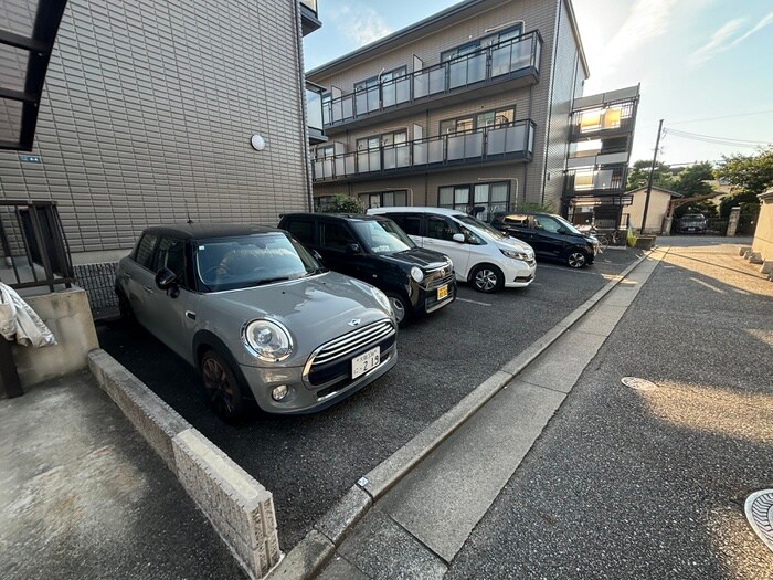 物件外観写真4　(駐車場)