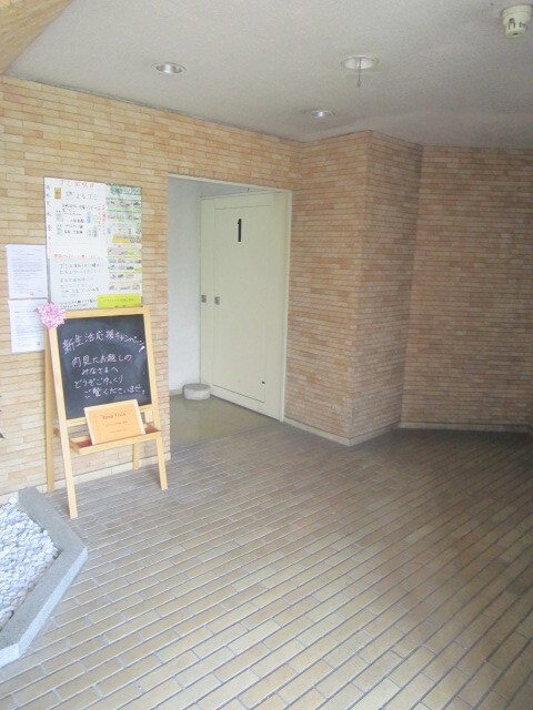 物件外観写真2　(エントランス部分)