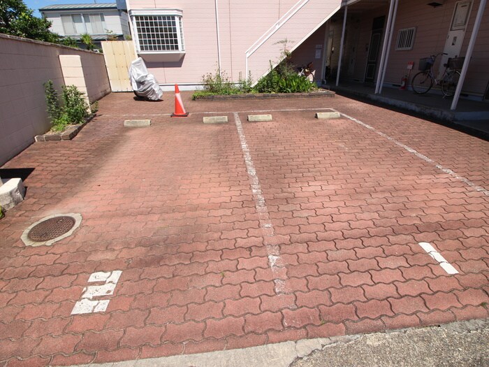 物件外観写真5　(駐車場)