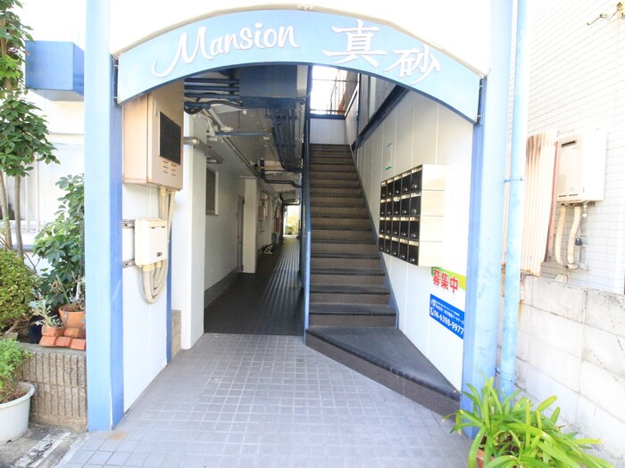 物件外観写真2　(エントランス部分)