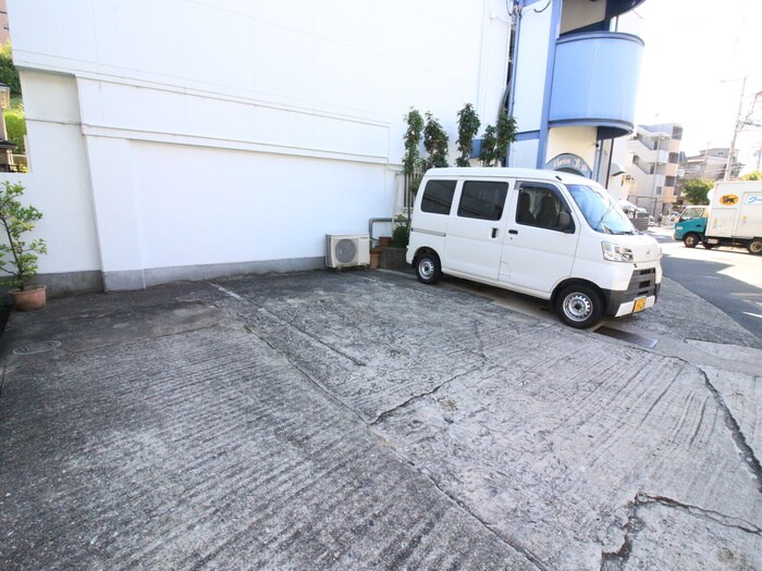 物件外観写真4　(駐車場)