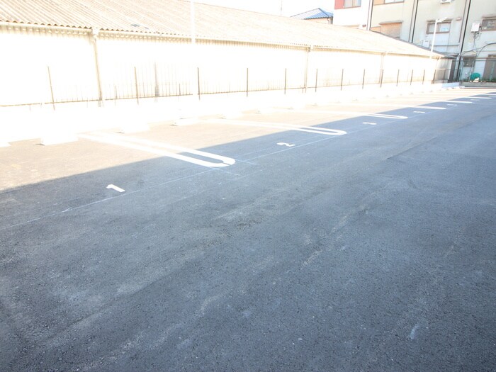 物件外観写真5　(駐車場)