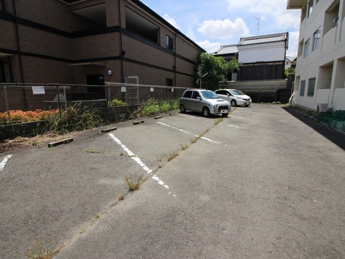 物件外観写真4　(駐車場)
