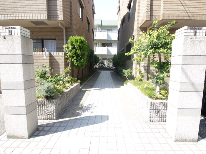 物件外観写真4　(エントランス部分)