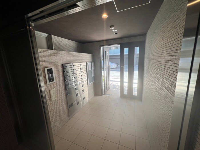 物件外観写真3　(エントランス部分)