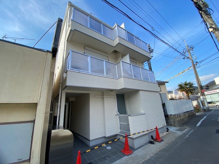 山科HATCH京都薬大前の外観写真