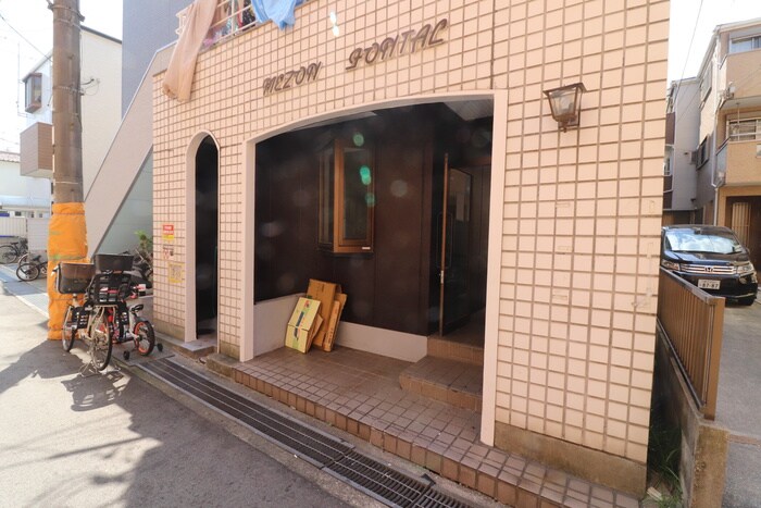 物件外観写真3　(エントランス部分)