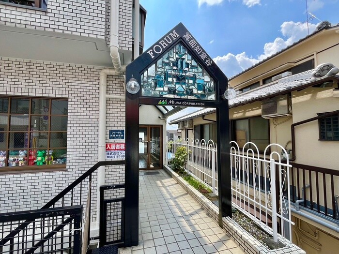 物件外観写真2　(エントランス部分)