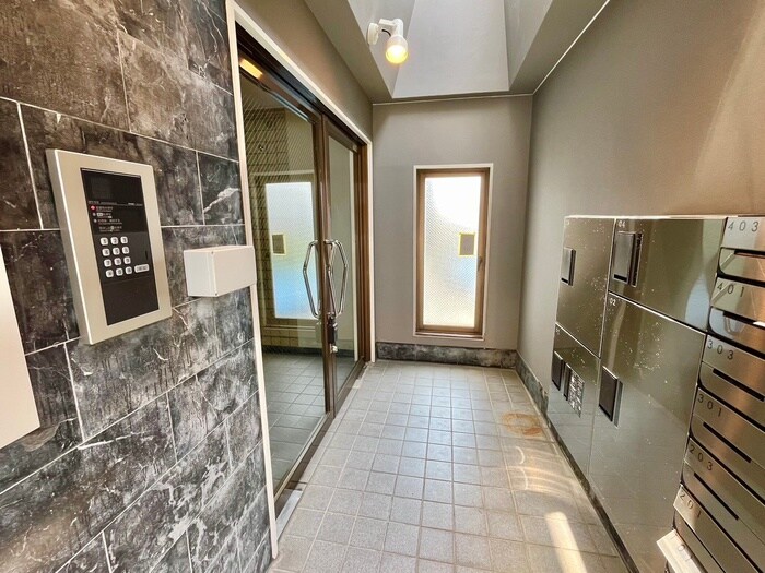 物件外観写真3　(エントランス部分)