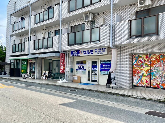 物件外観写真6　(エントランス部分)