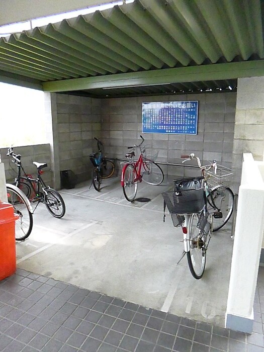 物件外観写真5　(駐輪場)