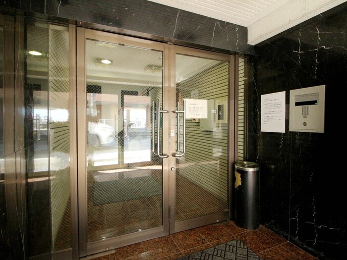 物件外観写真2　(エントランス部分)