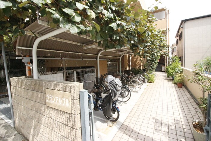 物件外観写真4　(駐輪場)