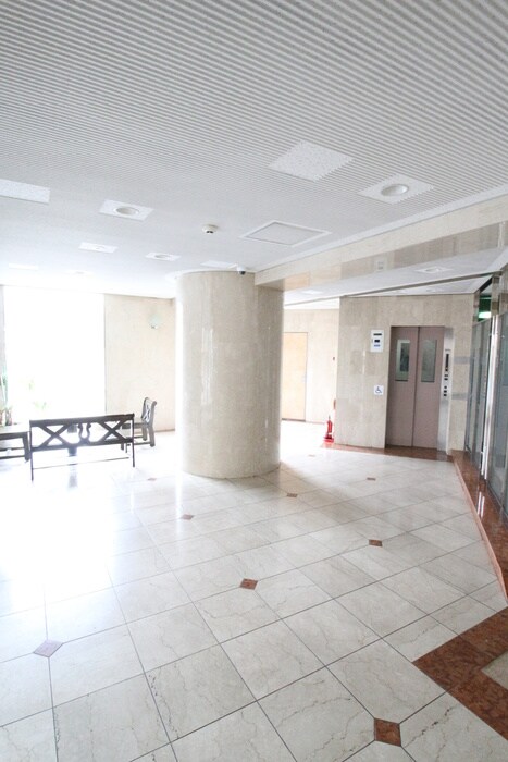 物件外観写真6　(エントランス部分)