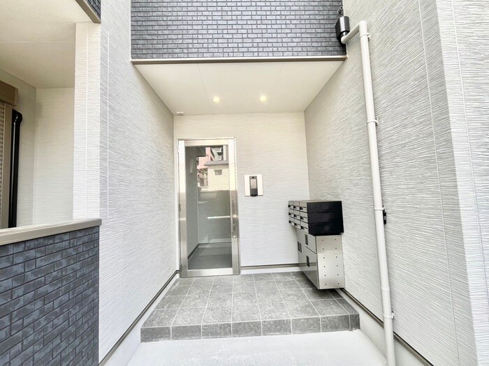 物件外観写真6　(エントランス部分)