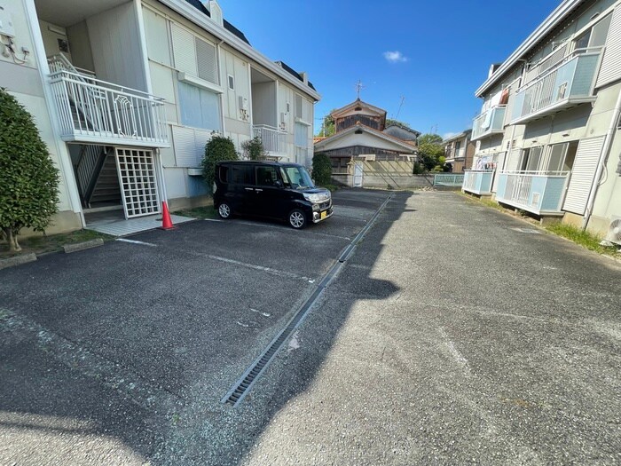 物件外観写真4　(駐車場)