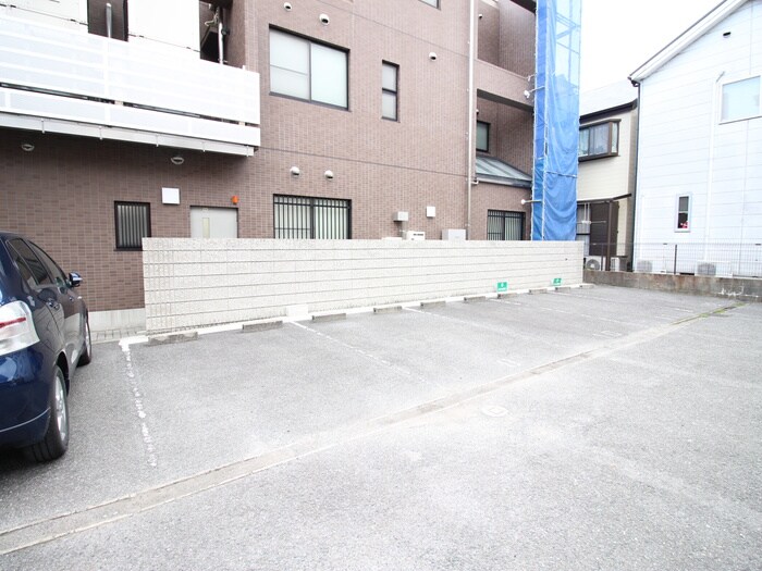 エスポワ－ル新中条の駐車場
