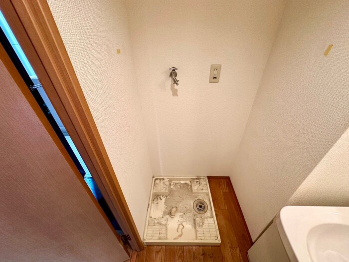 物件内観写真12　(洗濯機置場)