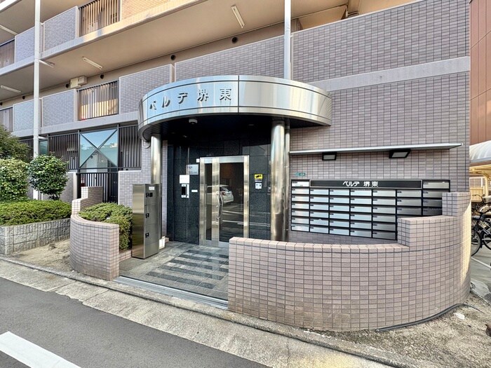 物件外観写真2　(エントランス部分)