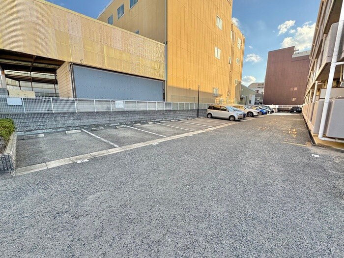 物件外観写真3　(駐車場)