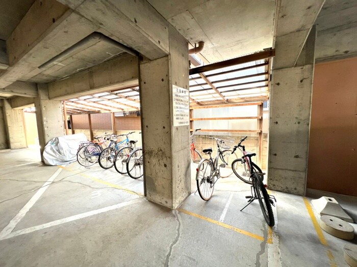 物件外観写真3　(駐輪場)