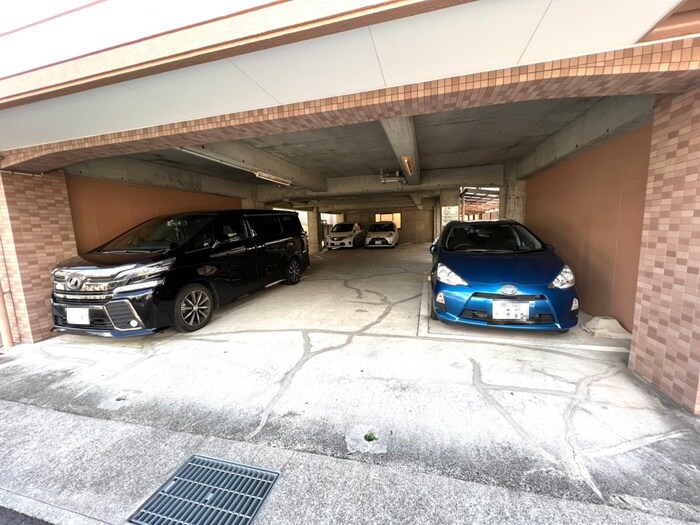 物件外観写真5　(駐車場)