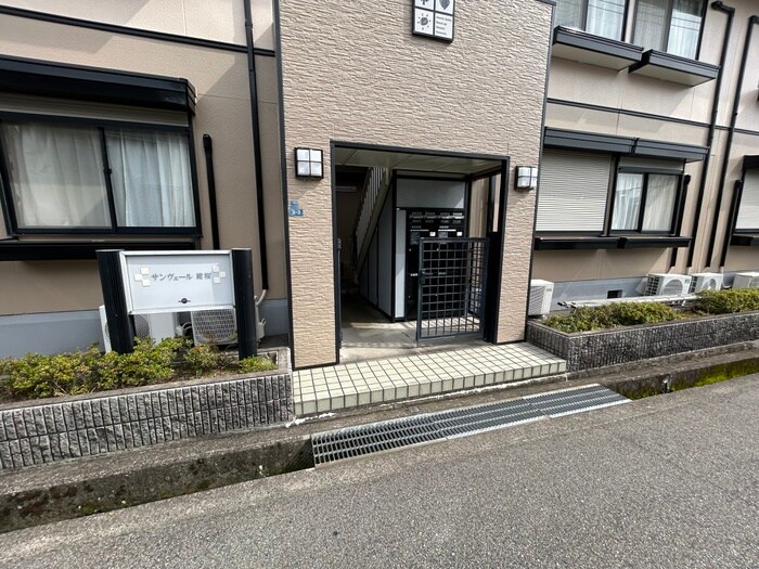 物件外観写真2　(エントランス部分)