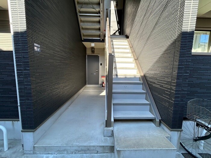 物件外観写真2　(エントランス部分)