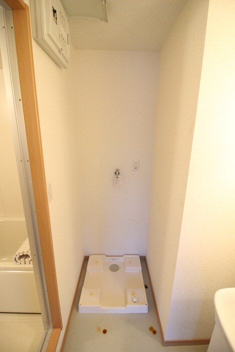 物件内観写真12　(洗濯機置場)