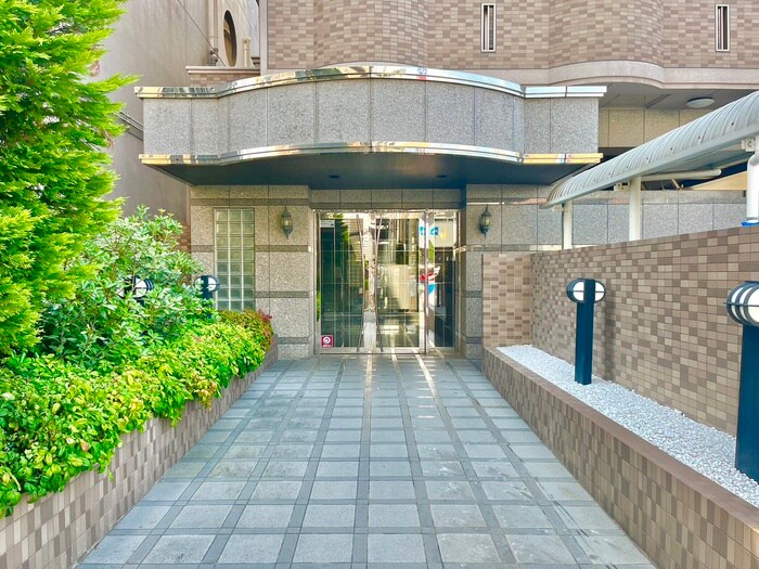 物件外観写真3　(エントランス部分)