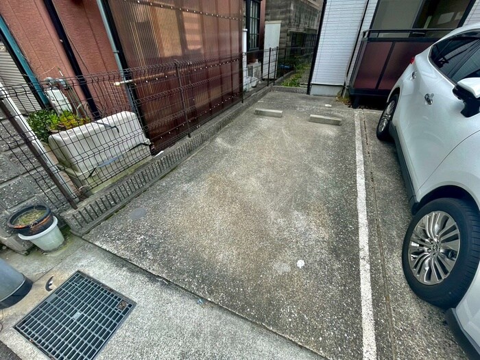物件外観写真4　(駐車場)