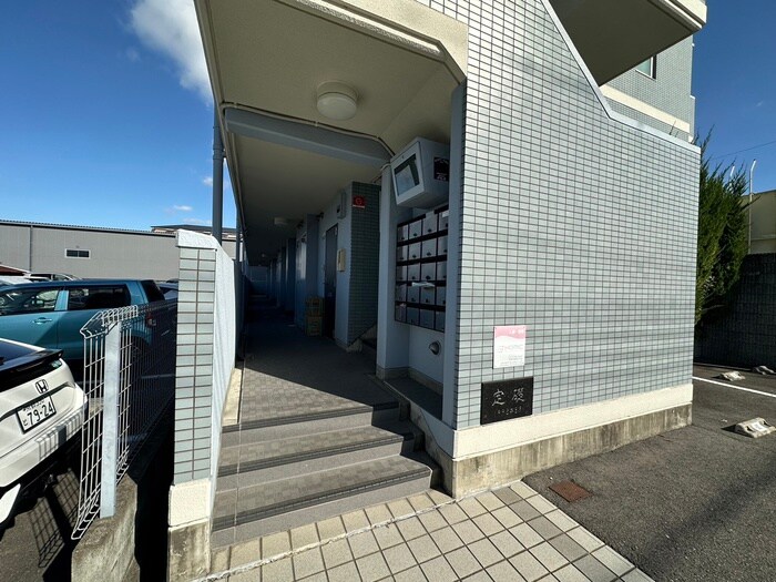 物件外観写真2　(エントランス部分)