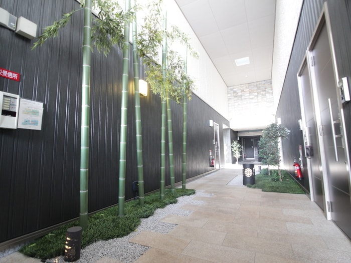 物件外観写真2　(エントランス部分)