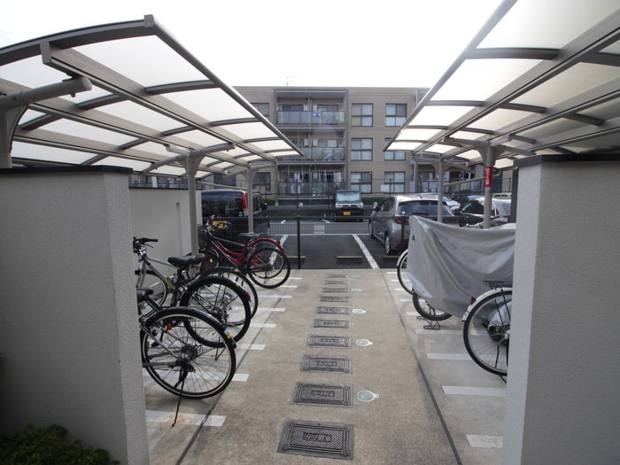 物件外観写真4　(駐輪場)