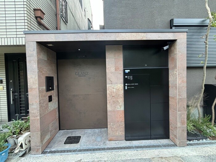 物件外観写真3　(エントランス部分)