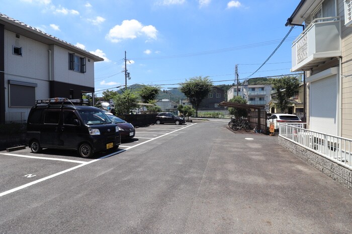 物件外観写真2　(駐車場)