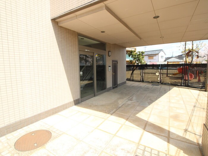 物件外観写真3　(エントランス部分)