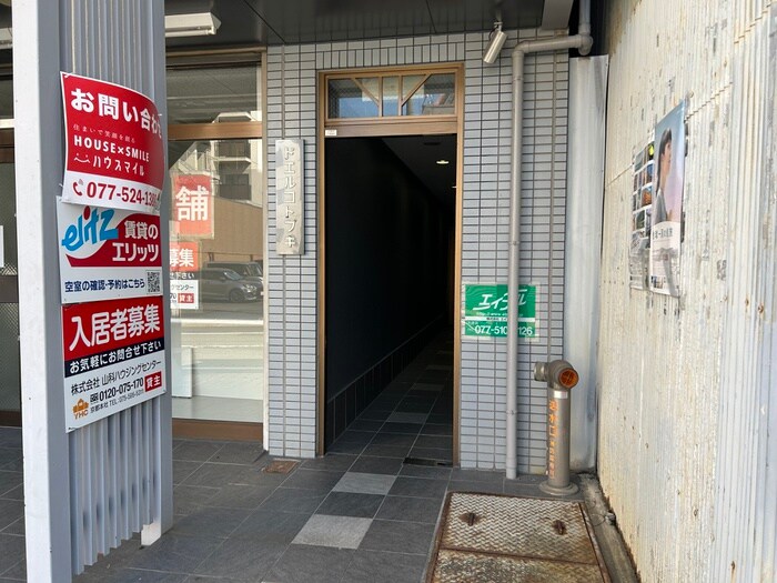 物件外観写真5　(エントランス部分)