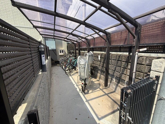 物件外観写真5　(駐輪場)