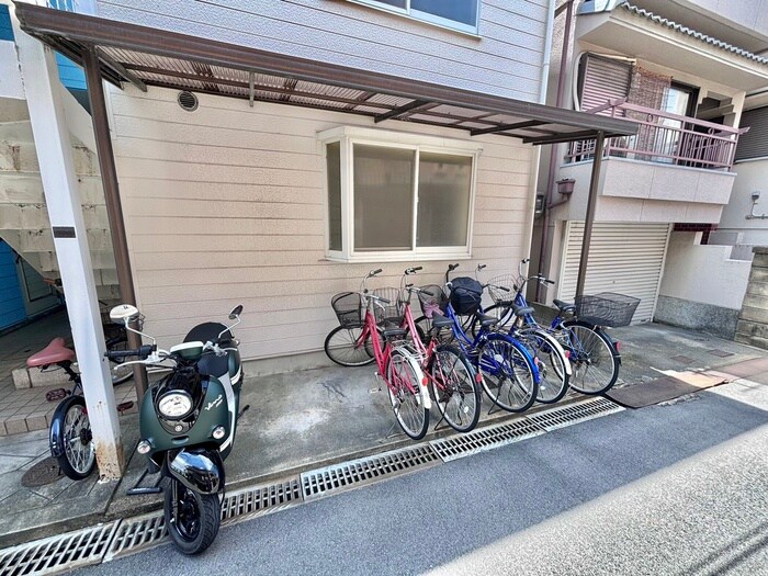 物件外観写真4　(駐輪場)