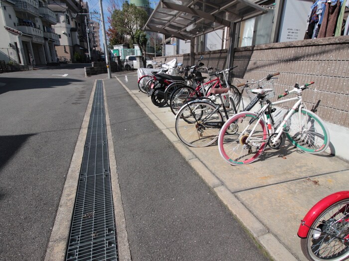 物件外観写真3　(駐輪場)