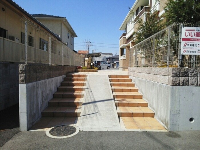 物件外観写真5　(エントランス部分)