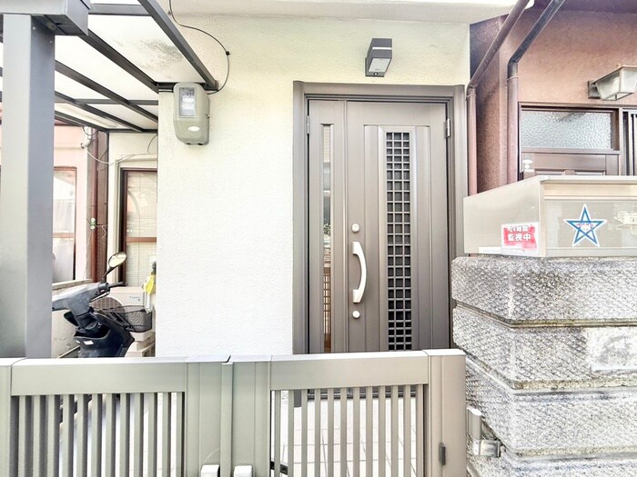 物件外観写真5　(エントランス部分)