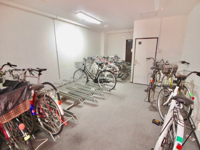 物件外観写真4　(駐輪場)
