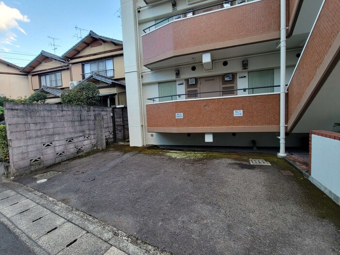 物件外観写真2　(駐車場)