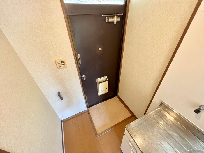 物件内観写真16　(玄関)