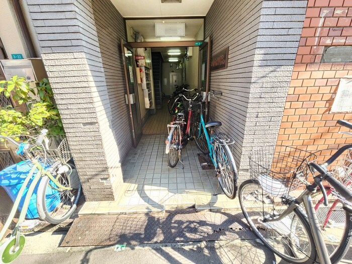 物件外観写真3　(エントランス部分)