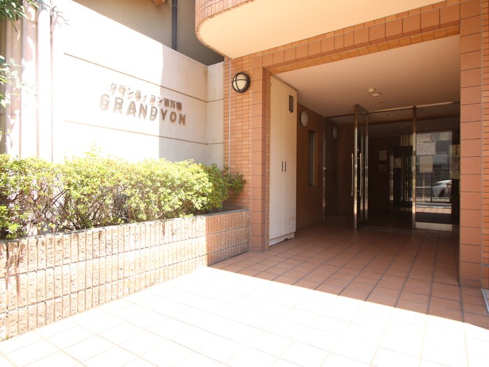 物件外観写真6　(エントランス部分)