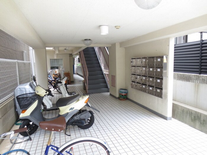 物件外観写真3　(エントランス部分)